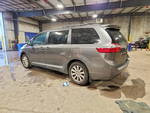 5TDDZ3DC9HS173571 2017 TOYOTA SIENNA - Image 2
