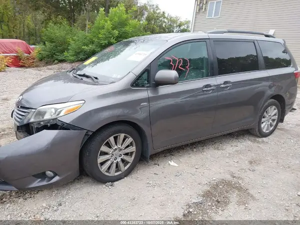 5TDDZ3DC9HS175174 2017 TOYOTA SIENNA - Image 2