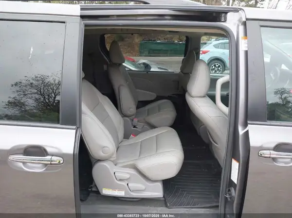 5TDDZ3DC9HS175174 2017 TOYOTA SIENNA - Image 8