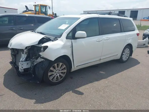5TDDZ3DC9HS180343 2017 TOYOTA SIENNA - Image 2