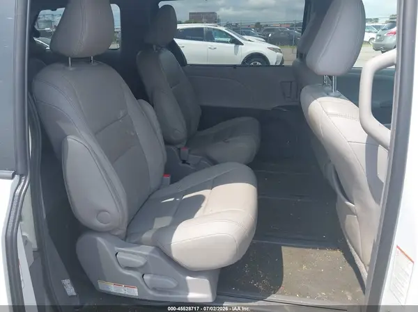 5TDDZ3DC9HS180343 2017 TOYOTA SIENNA - Image 8