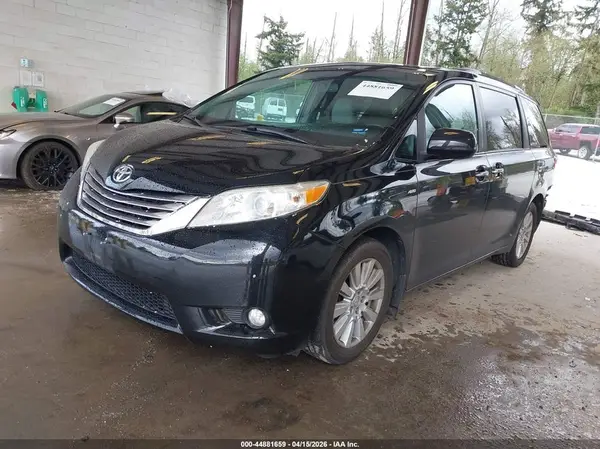 5TDDZ3DC9HS182495 2017 TOYOTA SIENNA - Image 2