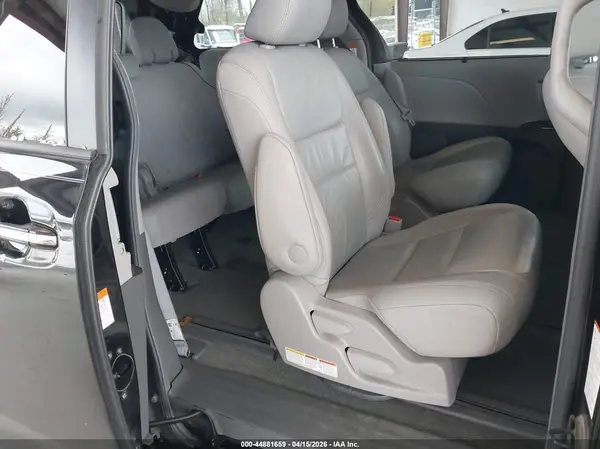 5TDDZ3DC9HS182495 2017 TOYOTA SIENNA - Image 8