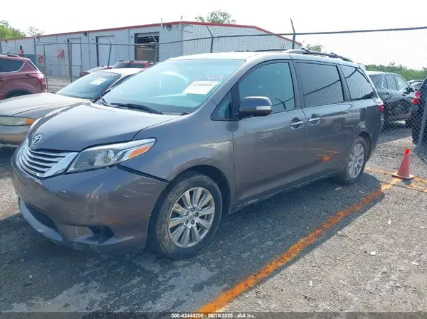 5TDDZ3DC9HS183372 2017 TOYOTA SIENNA - Image 2