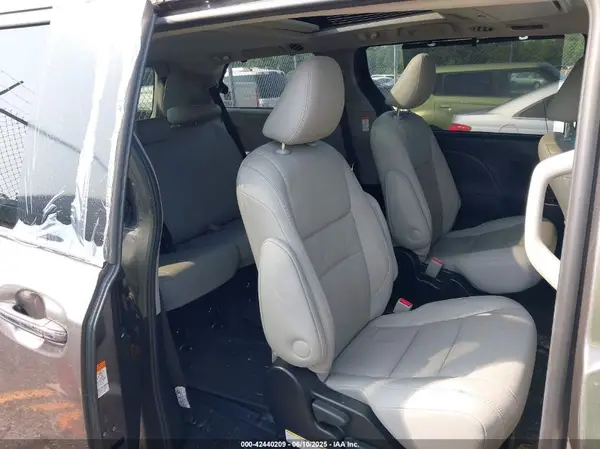 5TDDZ3DC9HS183372 2017 TOYOTA SIENNA - Image 8