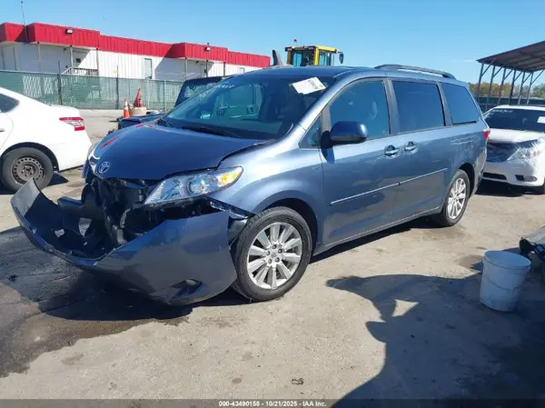 5TDDZ3DC9HS184621 2017 TOYOTA SIENNA - Image 2