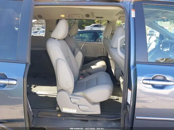 5TDDZ3DC9HS184621 2017 TOYOTA SIENNA - Image 8