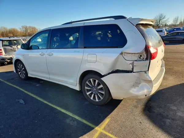 5TDDZ3DC9JS192269 2018 TOYOTA SIENNA - Image 2
