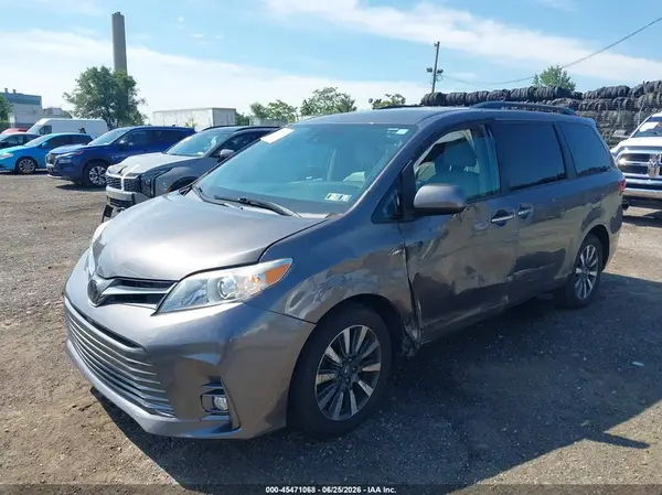 5TDDZ3DC9JS193468 2018 TOYOTA SIENNA - Image 2