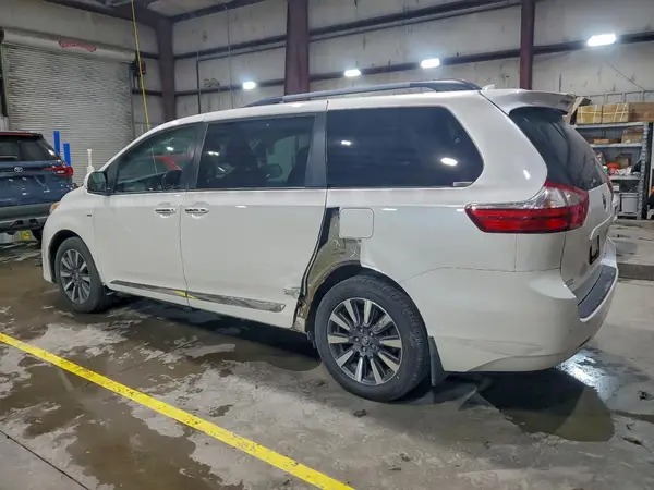 5TDDZ3DC9JS194667 2018 TOYOTA SIENNA - Image 2