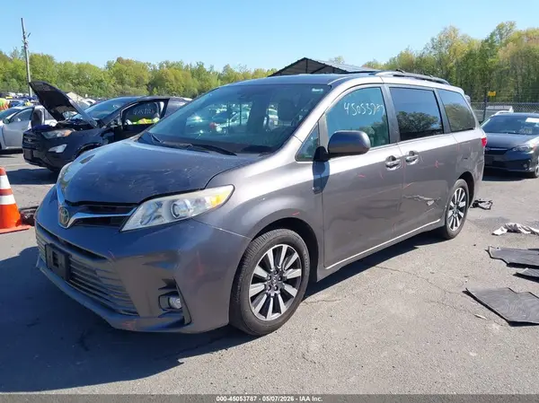 5TDDZ3DC9JS194880 2018 TOYOTA SIENNA - Image 2