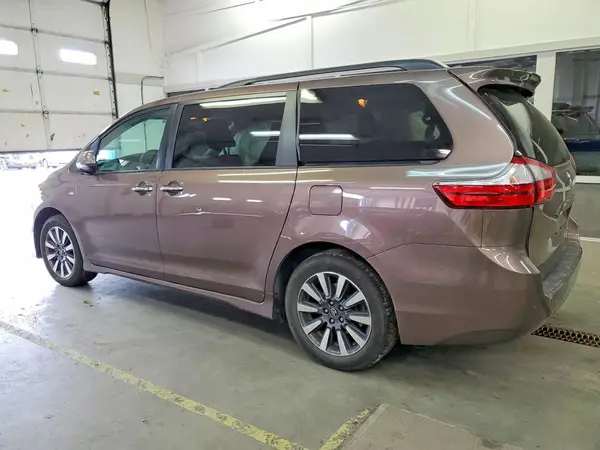 5TDDZ3DC9JS196287 2018 TOYOTA SIENNA - Image 2
