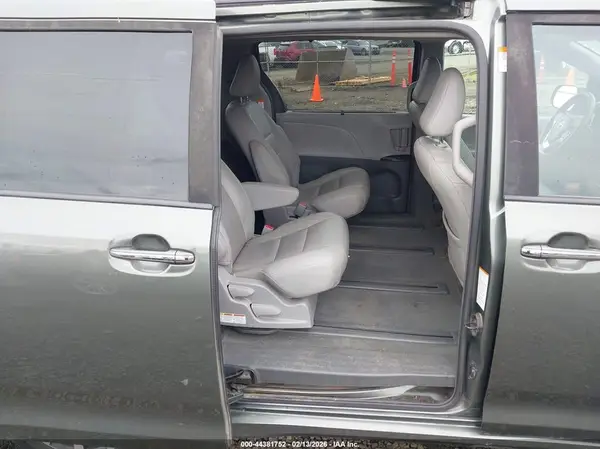 5TDDZ3DC9JS197942 2018 TOYOTA SIENNA - Image 8