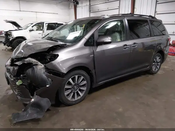 5TDDZ3DC9JS199545 2018 TOYOTA SIENNA - Image 2