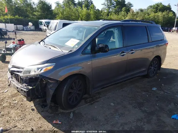 5TDDZ3DC9JS200015 2018 TOYOTA SIENNA - Image 2