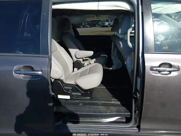 5TDDZ3DC9JS200015 2018 TOYOTA SIENNA - Image 8