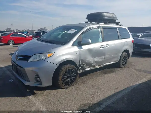 5TDDZ3DC9JS205327 2018 TOYOTA SIENNA - Image 2