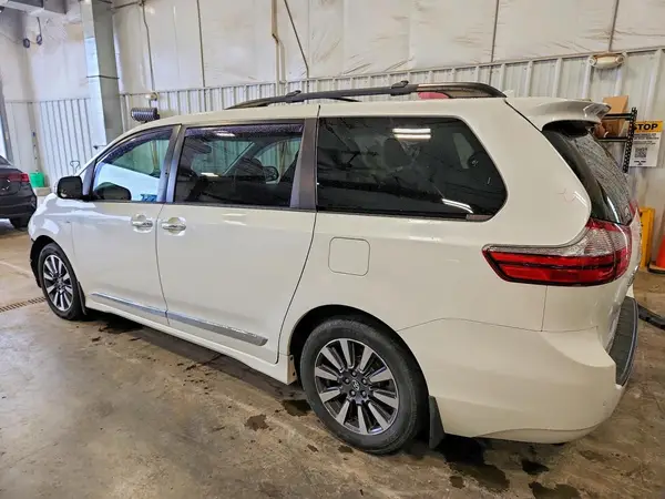 5TDDZ3DC9JS207305 2018 TOYOTA SIENNA - Image 2