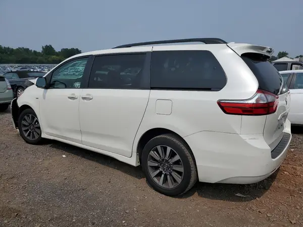 5TDDZ3DC9JS207675 2018 TOYOTA SIENNA - Image 2