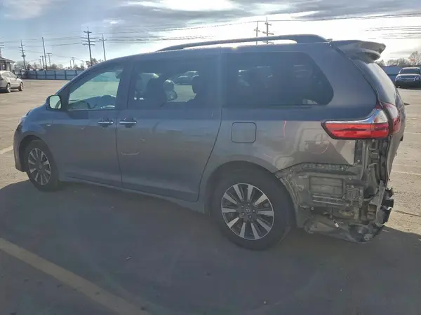 5TDDZ3DC9JS209779 2018 TOYOTA SIENNA - Image 2