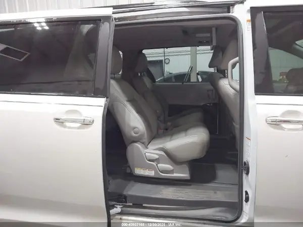 5TDDZ3DC9KS214675 2019 TOYOTA SIENNA - Image 8