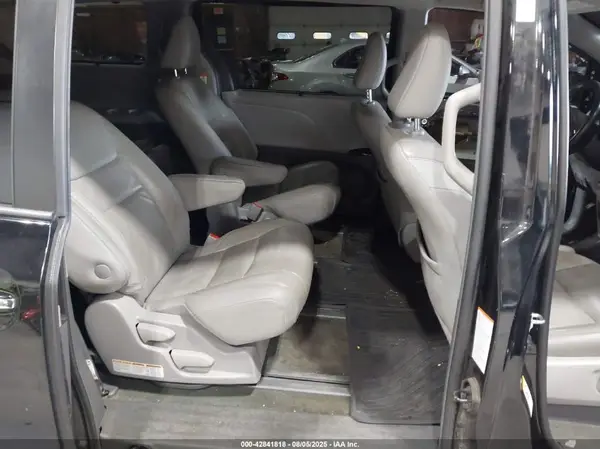 5TDDZ3DC9KS215843 2019 TOYOTA SIENNA - Image 8