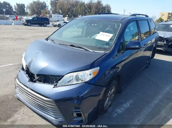 5TDDZ3DC9KS220976 2019 TOYOTA SIENNA - Image 2