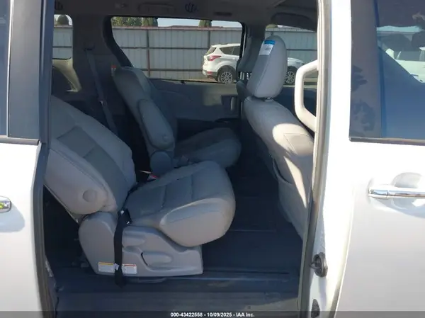 5TDDZ3DC9KS225532 2019 TOYOTA SIENNA - Image 8