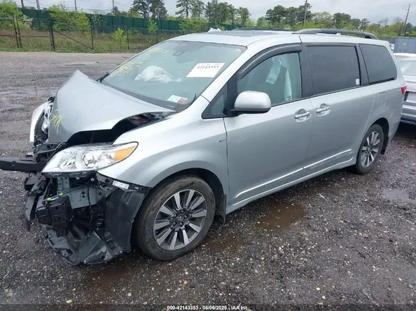 5TDDZ3DC9KS226549 2019 TOYOTA SIENNA - Image 2