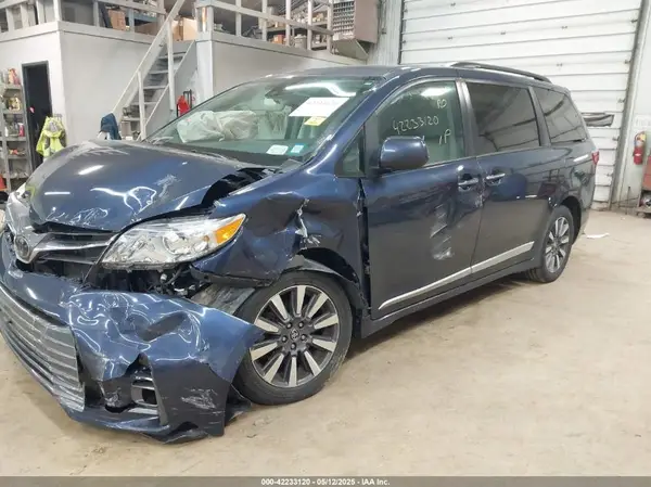 5TDDZ3DC9LS240677 2020 TOYOTA SIENNA - Image 2