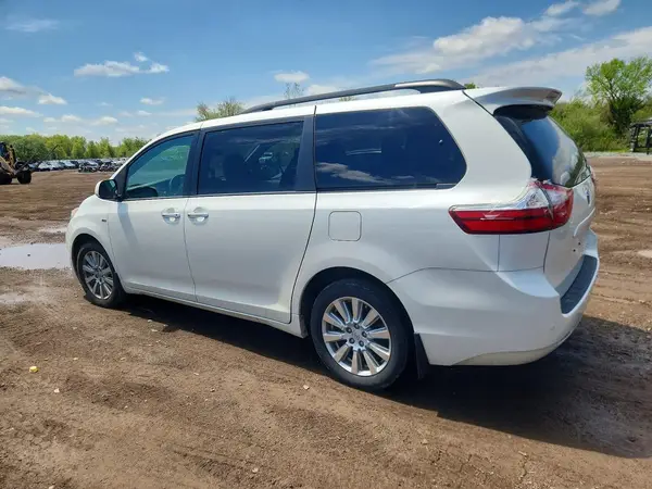 5TDDZ3DCXHS146458 2017 TOYOTA SIENNA - Image 2