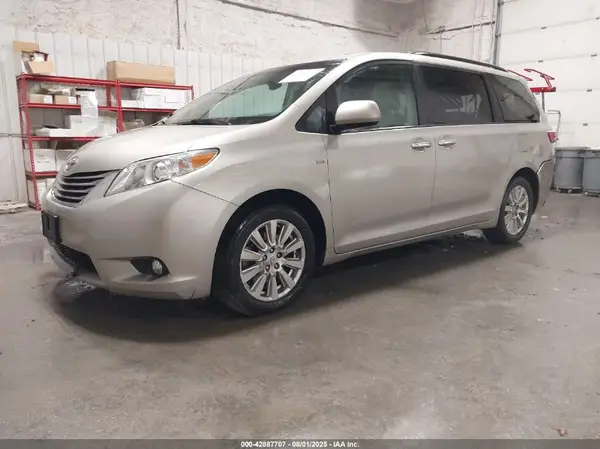5TDDZ3DCXHS147867 2017 TOYOTA SIENNA - Image 2