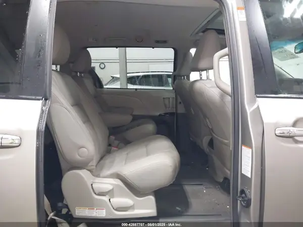 5TDDZ3DCXHS147867 2017 TOYOTA SIENNA - Image 8
