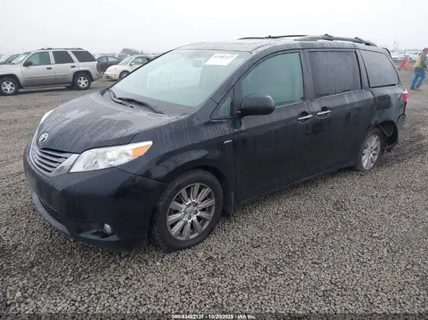 5TDDZ3DCXHS151837 2017 TOYOTA SIENNA - Image 2