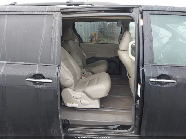 5TDDZ3DCXHS151837 2017 TOYOTA SIENNA - Image 8