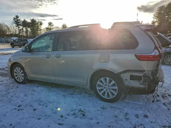 5TDDZ3DCXHS155578 2017 TOYOTA SIENNA - Image 2