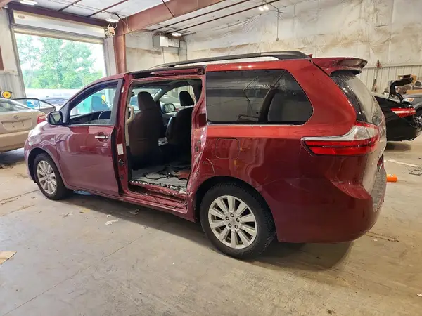 5TDDZ3DCXHS155760 2017 TOYOTA SIENNA - Image 2