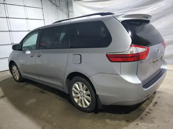 5TDDZ3DCXHS156584 2017 TOYOTA SIENNA - Image 2