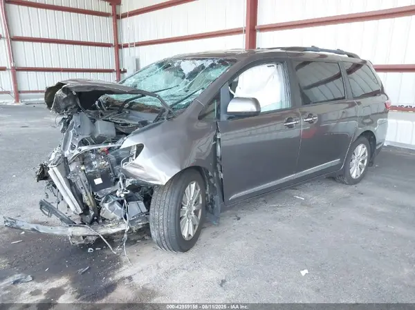 5TDDZ3DCXHS160070 2017 TOYOTA SIENNA - Image 2