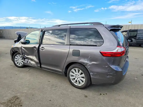 5TDDZ3DCXHS166273 2017 TOYOTA SIENNA - Image 2