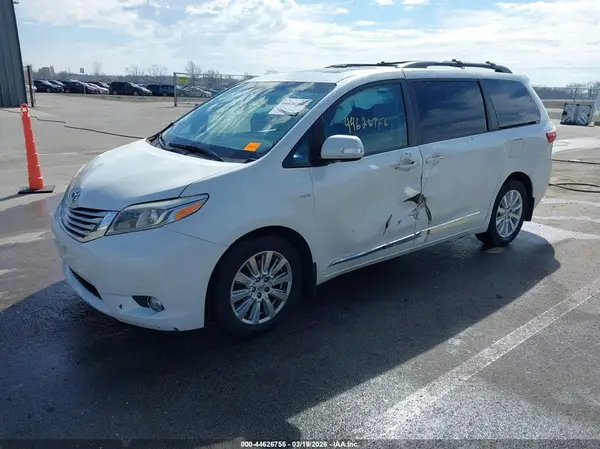 5TDDZ3DCXHS172946 2017 TOYOTA SIENNA - Image 2