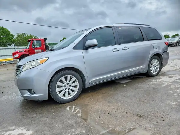 5TDDZ3DCXHS175605 2017 TOYOTA SIENNA - Image 1