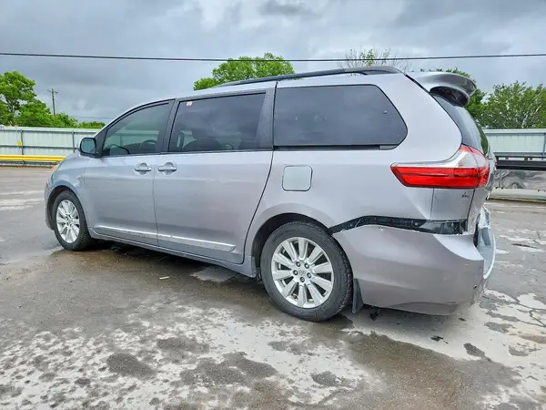 5TDDZ3DCXHS175605 2017 TOYOTA SIENNA - Image 2