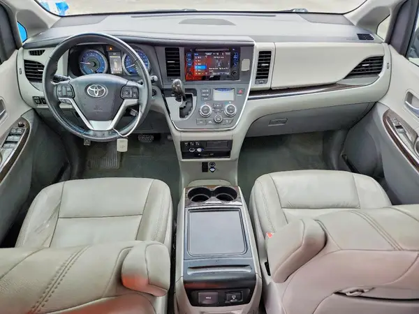 5TDDZ3DCXHS175605 2017 TOYOTA SIENNA - Image 8