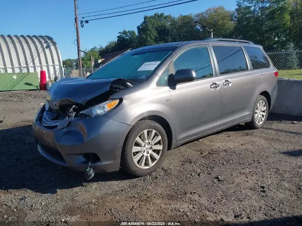5TDDZ3DCXHS176849 2017 TOYOTA SIENNA - Image 2