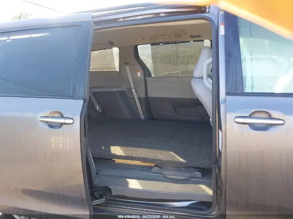 5TDDZ3DCXHS176849 2017 TOYOTA SIENNA - Image 8