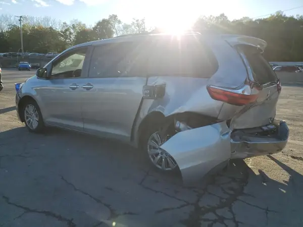 5TDDZ3DCXHS180951 2017 TOYOTA SIENNA - Image 2