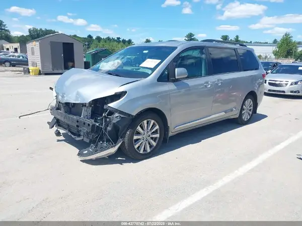5TDDZ3DCXHS181405 2017 TOYOTA SIENNA - Image 2