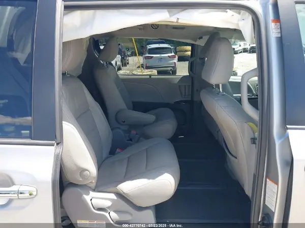 5TDDZ3DCXHS181405 2017 TOYOTA SIENNA - Image 8