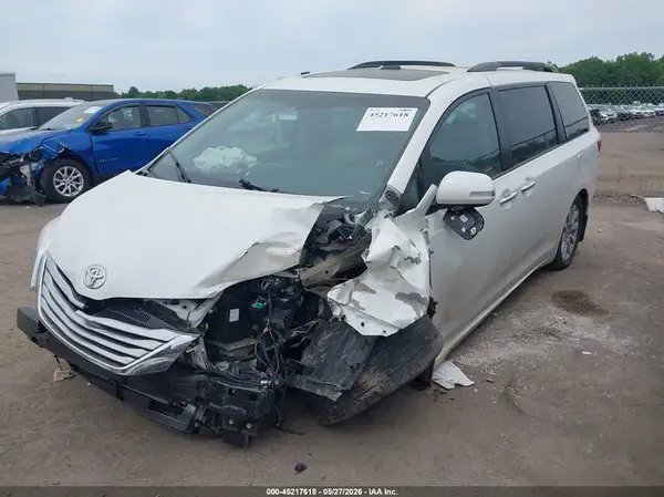 5TDDZ3DCXHS184787 2017 TOYOTA SIENNA - Image 2